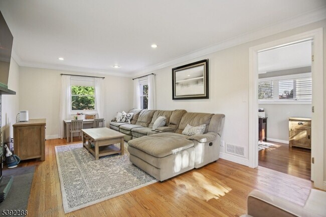 Photo - 442 Rifle Camp Rd