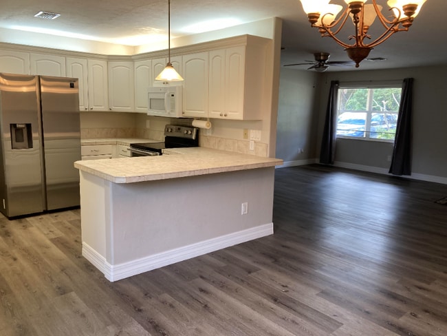 Photo - 203 Esther St