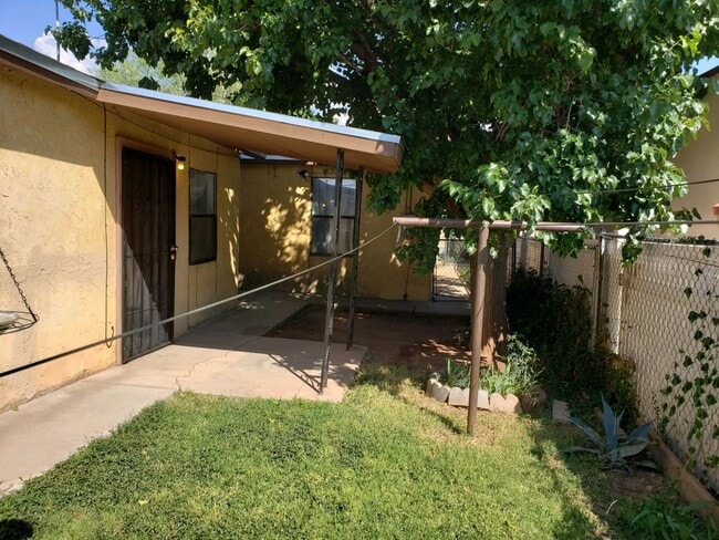 Photo - Small 2 bedroom 1 bath Apartment