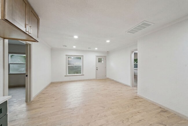 Photo - 848 N Gary Pl