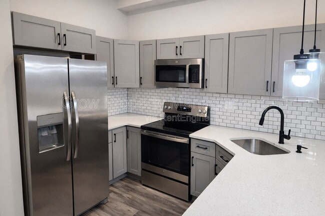 Building Photo - 623 W Oxford St