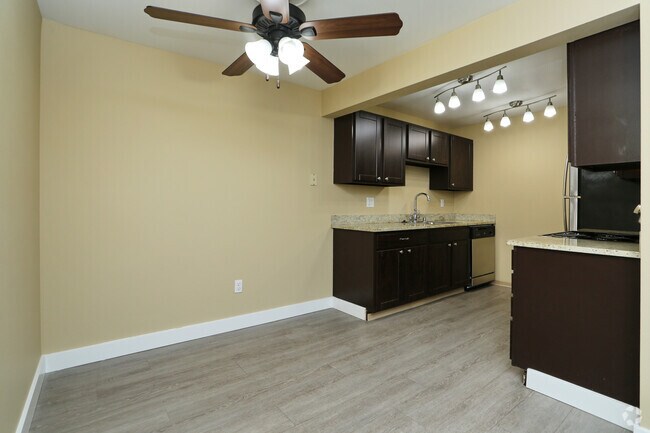1BR, 1BA - 640 SF