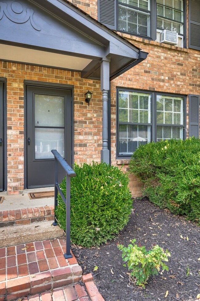 Photo - Awesome 2BE/1.5BA duplex in fantastic loca...