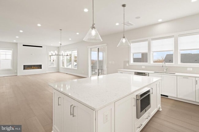 Photo - 857 N Manchester St