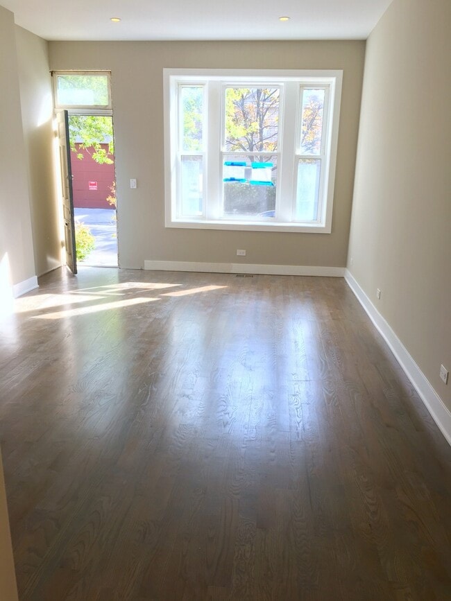 Photo - 1944 N Wood St Unit 1F