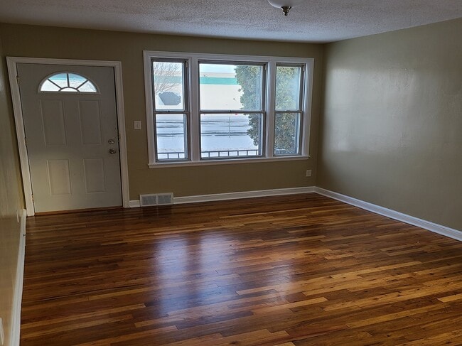 Photo - 1897 Lacrosse Ave