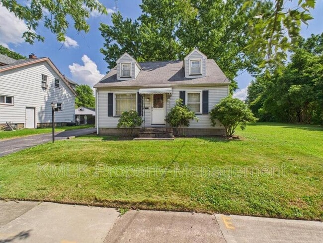 Photo - 975 Glenwood St NE House
