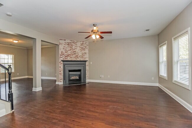 Photo - 314 Parkmont Way