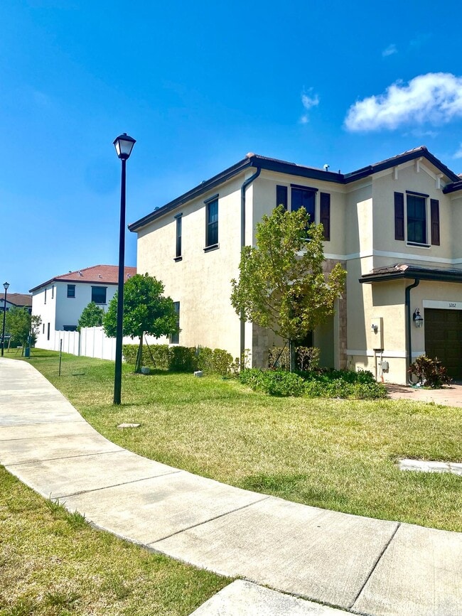 Building Photo - 3202 W 108th St