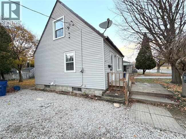 Photo - 149 Tweedsmuir Ave W