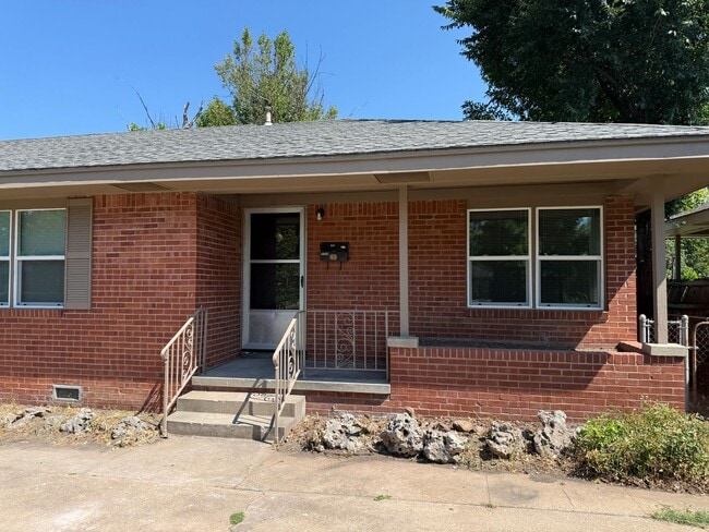 Building Photo - Coming Soon: Near the University 2 bedroom Duplex With Private yard