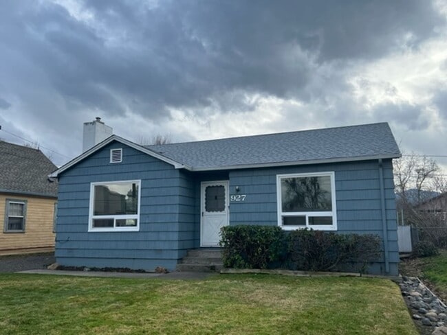 Building Photo - Charming three bedroom/one bath Medford Home | Available Now!