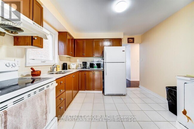 Photo - 22 Cardwell Av.