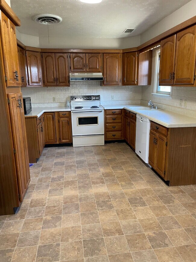 2/2/1 In a quiet neighborhood - 6 to 9 month lease option available