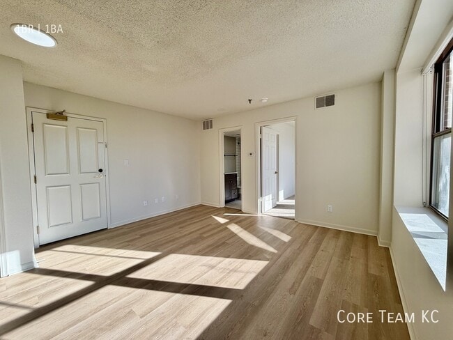 Photo - 235 Ward Pkwy Unidad F - 511