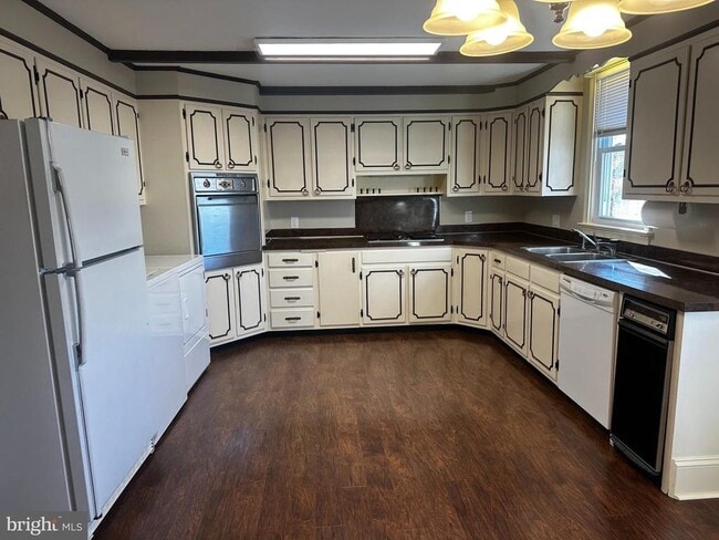 Photo - 659 N Main St