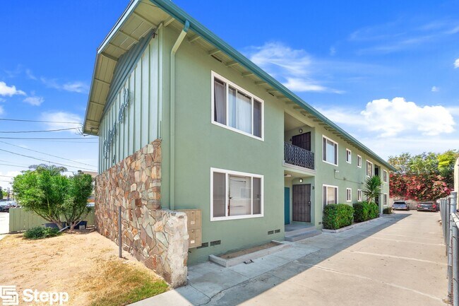 621 Cerritos Ave