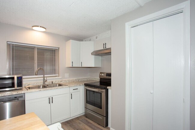 Photo - 2 Bed 1 Bath On Bus Route - Heat Included