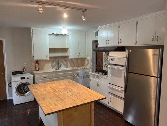 Photo - 921 W 19th St