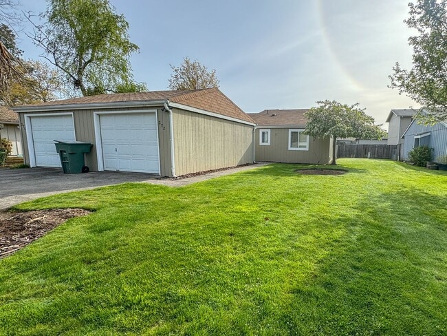 Building Photo - ANNETTE372-374 Unit 372