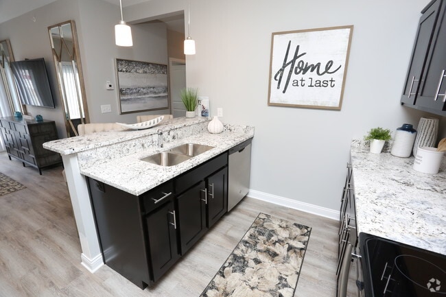 2BR, 2BA - 985 SF - Kitchen