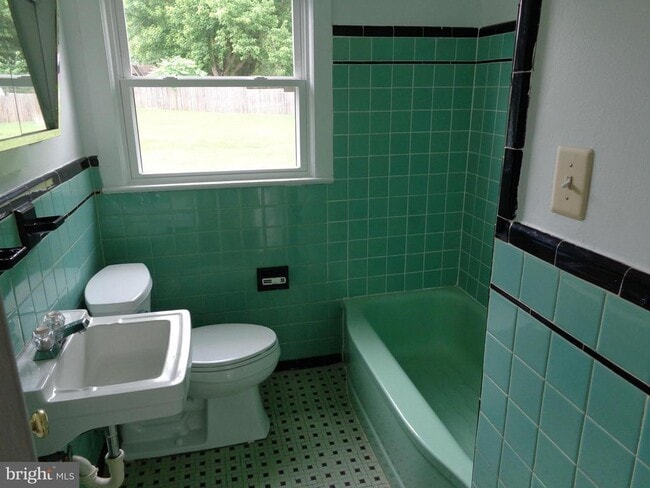 Photo - 607 Waterloo Rd