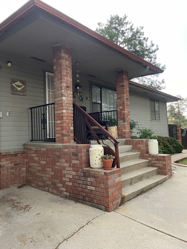 Building Photo - 546 W Leroux St