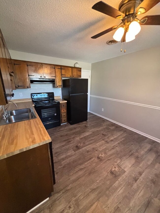 Photo - 2BD/1.5BTH Townhouse minutes from everything! Unidad 1839 Lively rd