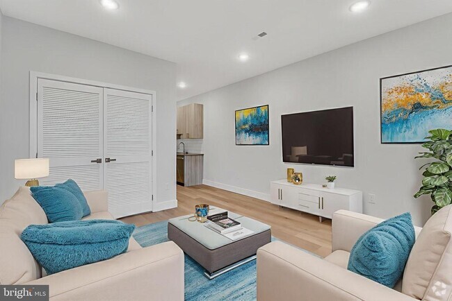 Building Photo - 1243 W Westmoreland St Unit 3 Rental