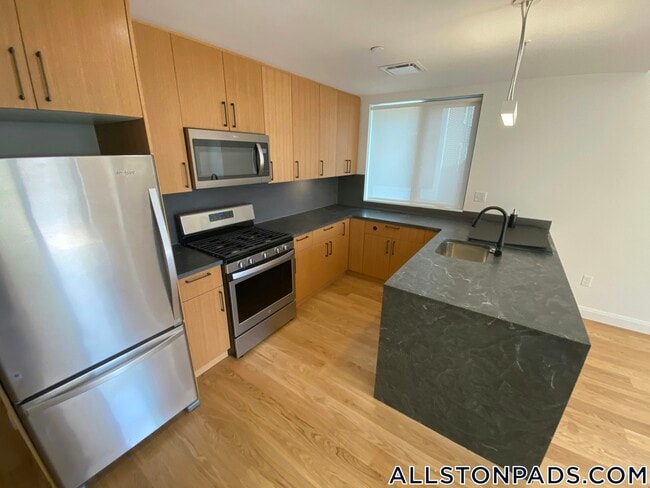 Building Photo - 83 Gardner St