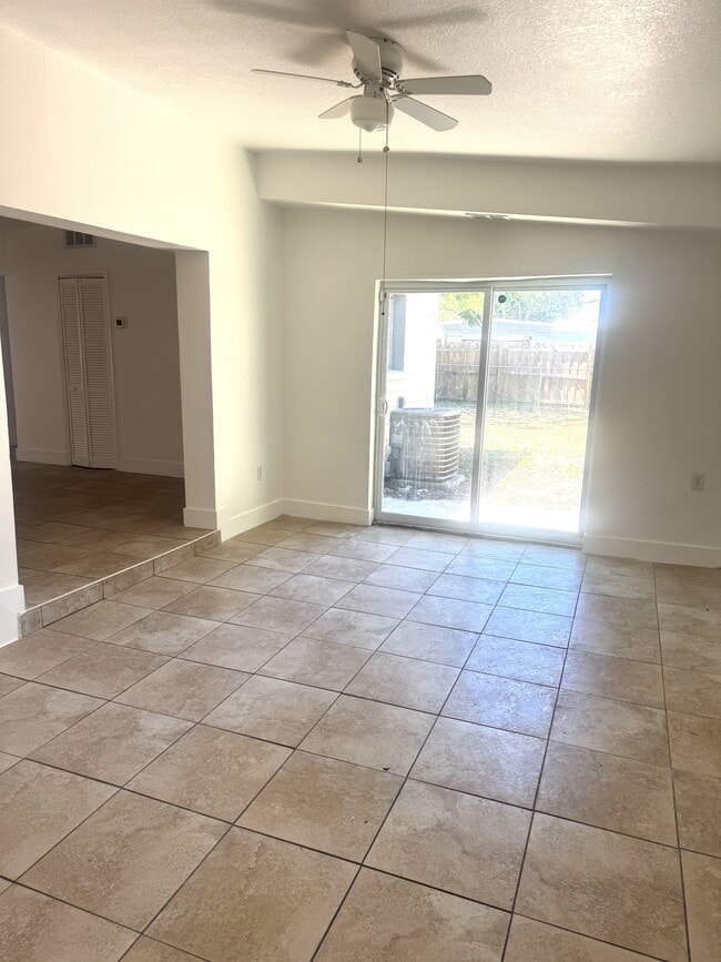 Photo - 1335 Warrington Wy