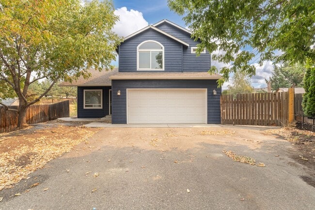 Building Photo - Charming 3-Bed, 2-Bath Home with Spacious ...