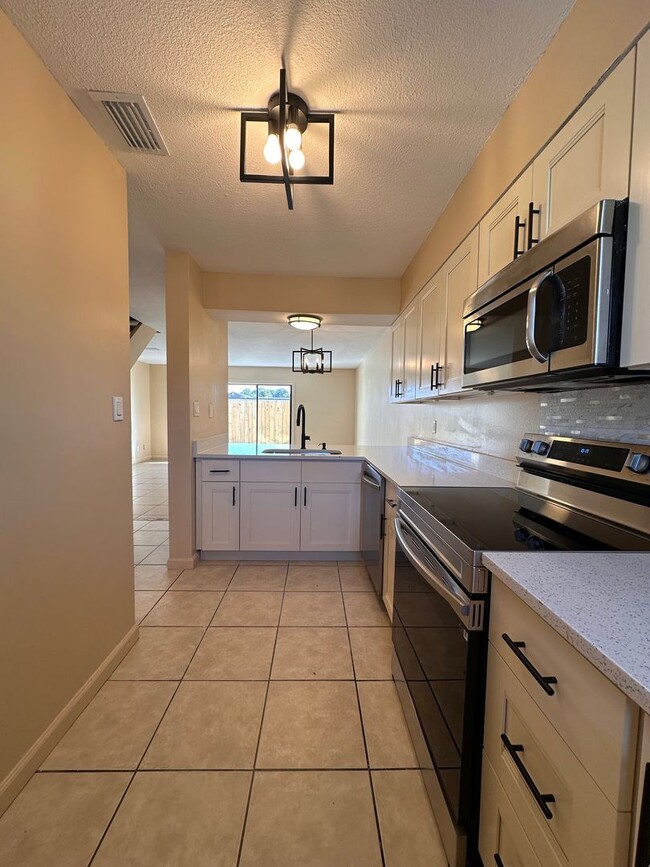 Building Photo - 2 Bedroom Condo In Destin-- Legion Drive!