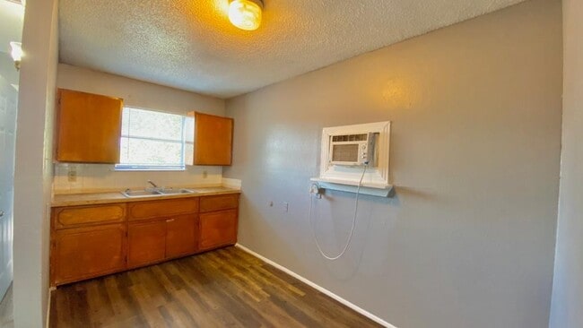 Photo - 909 W 21st St Unit LOFT