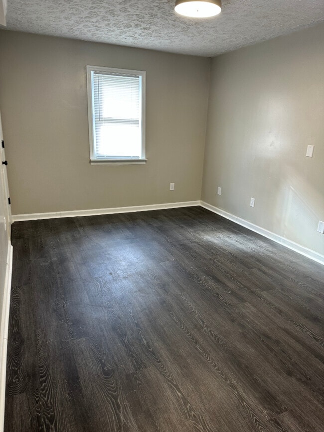 02 Living Room - 320 Clintonville Rd