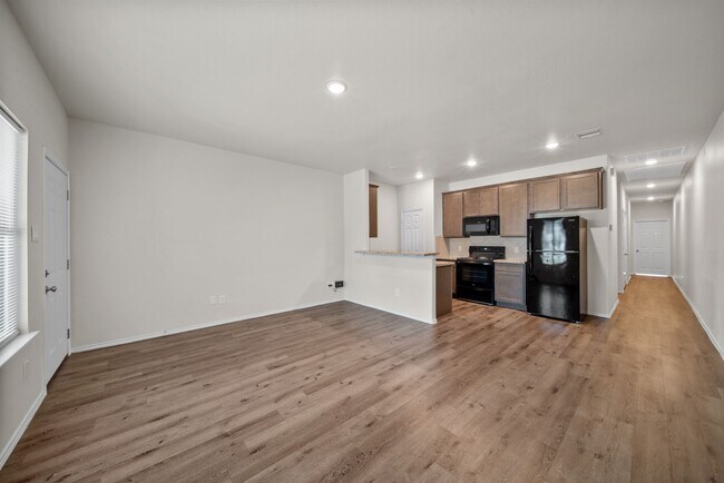Photo - 403 E Avenue G