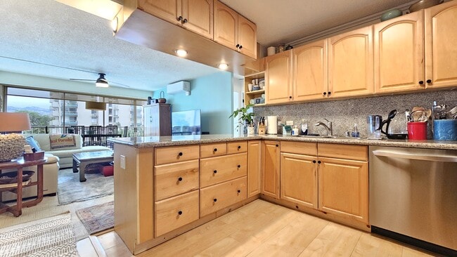 Photo - 2575 Khi Ave