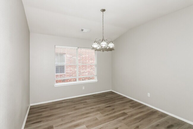 Photo - 214 Kestrel Ln