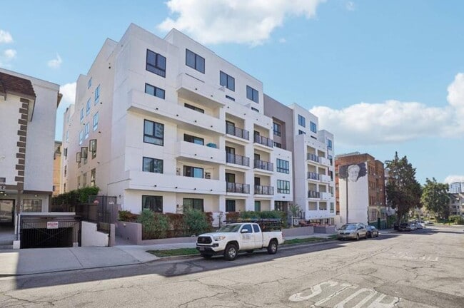 Building Photo - 2.0 bedroom in Los Angeles California 90057 Unit 311 Rental