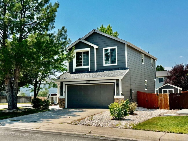 Building Photo - "Charming Centennial Retreat: Spacious 3-Bedroom Home with 2.5 Baths!