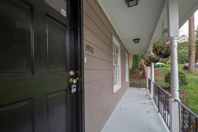 Building Photo - Spacious 3bd/2ba w/ 2 Car Garage and Large...