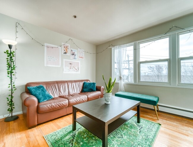 Building Photo - 6411-6411 South St Unit 11
