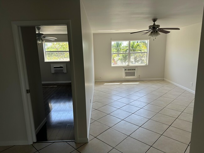 Building Photo - 1480 E Sample Rd Unit 207