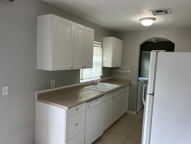 Kitchen - 134 Burns Ave