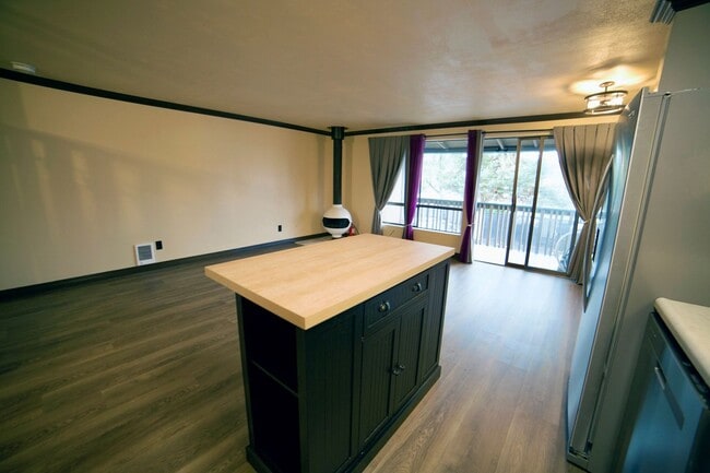 Photo - Quiet Top Floor 1 Bedroom Condo in Gated Tukwila Community