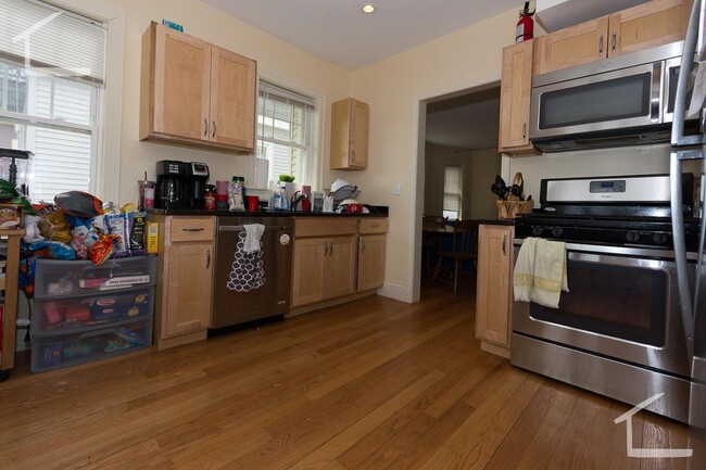 Building Photo - 74 Brooks St Unit 2 Rental