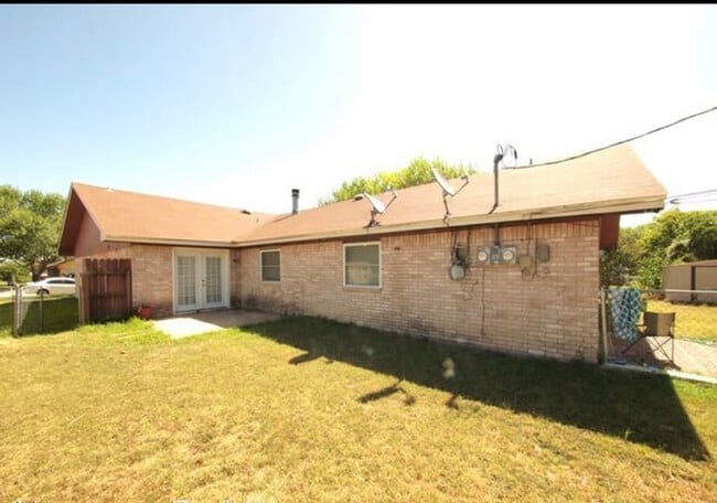 Building Photo - 2102 Hinkle Ave Unit B
