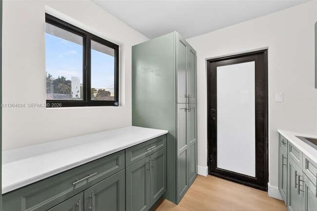 Photo - 555 NW 94th St Unidad Front