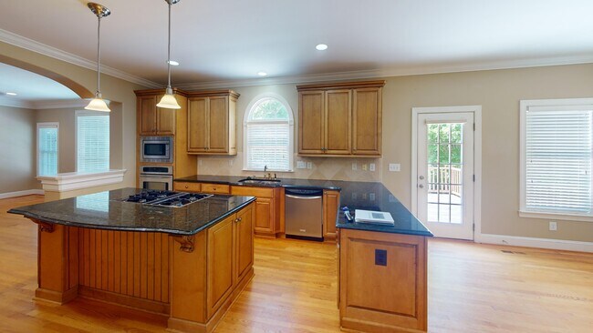 Photo - 2140 Rossmore Rd