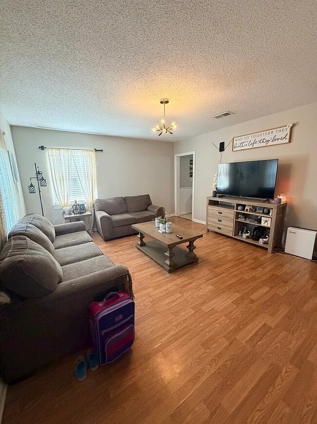 Photo - 2092 Heckle St